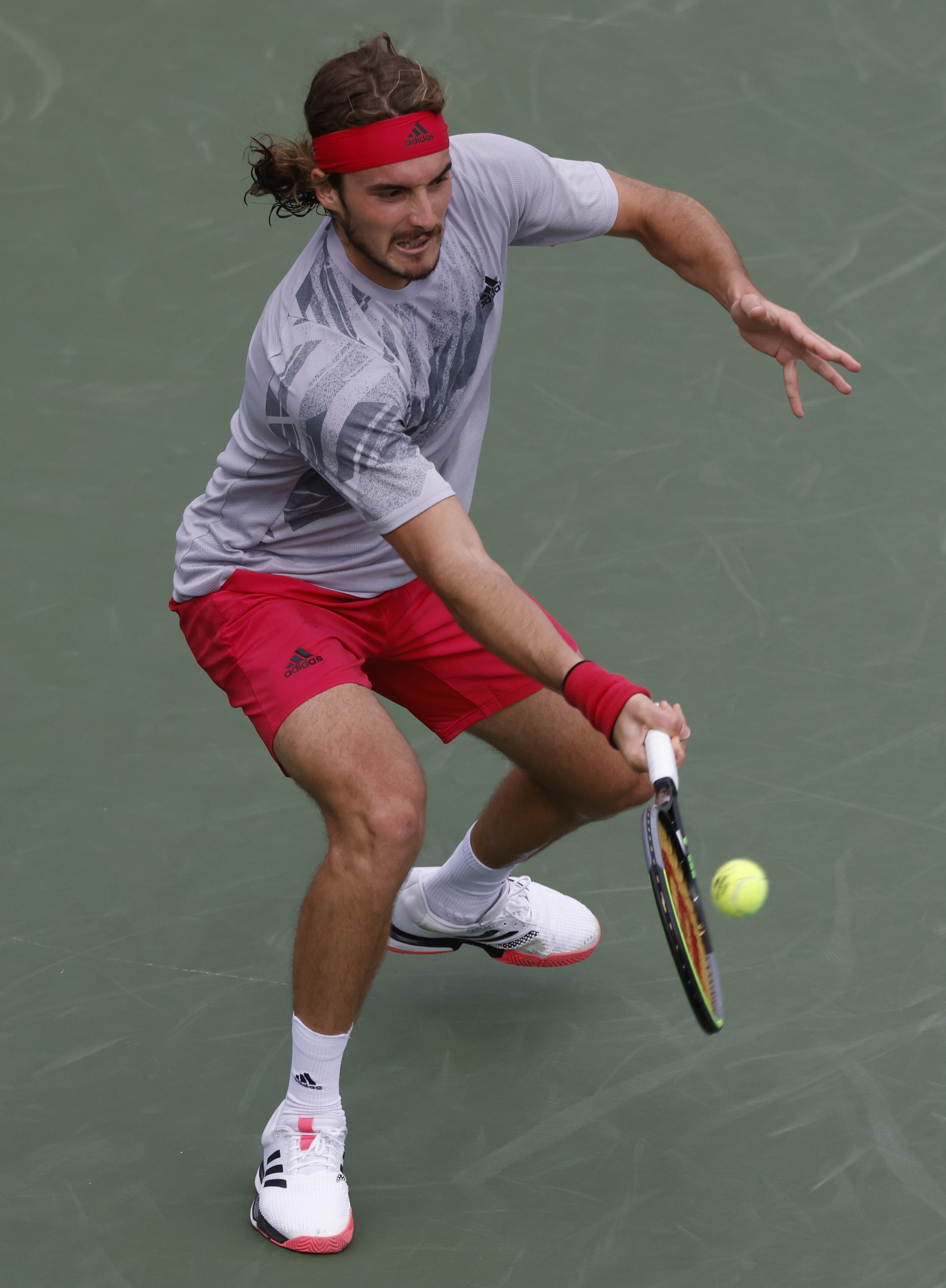 包含法国网球队险胜世界网球队，西西帕斯惊艳世界的词条