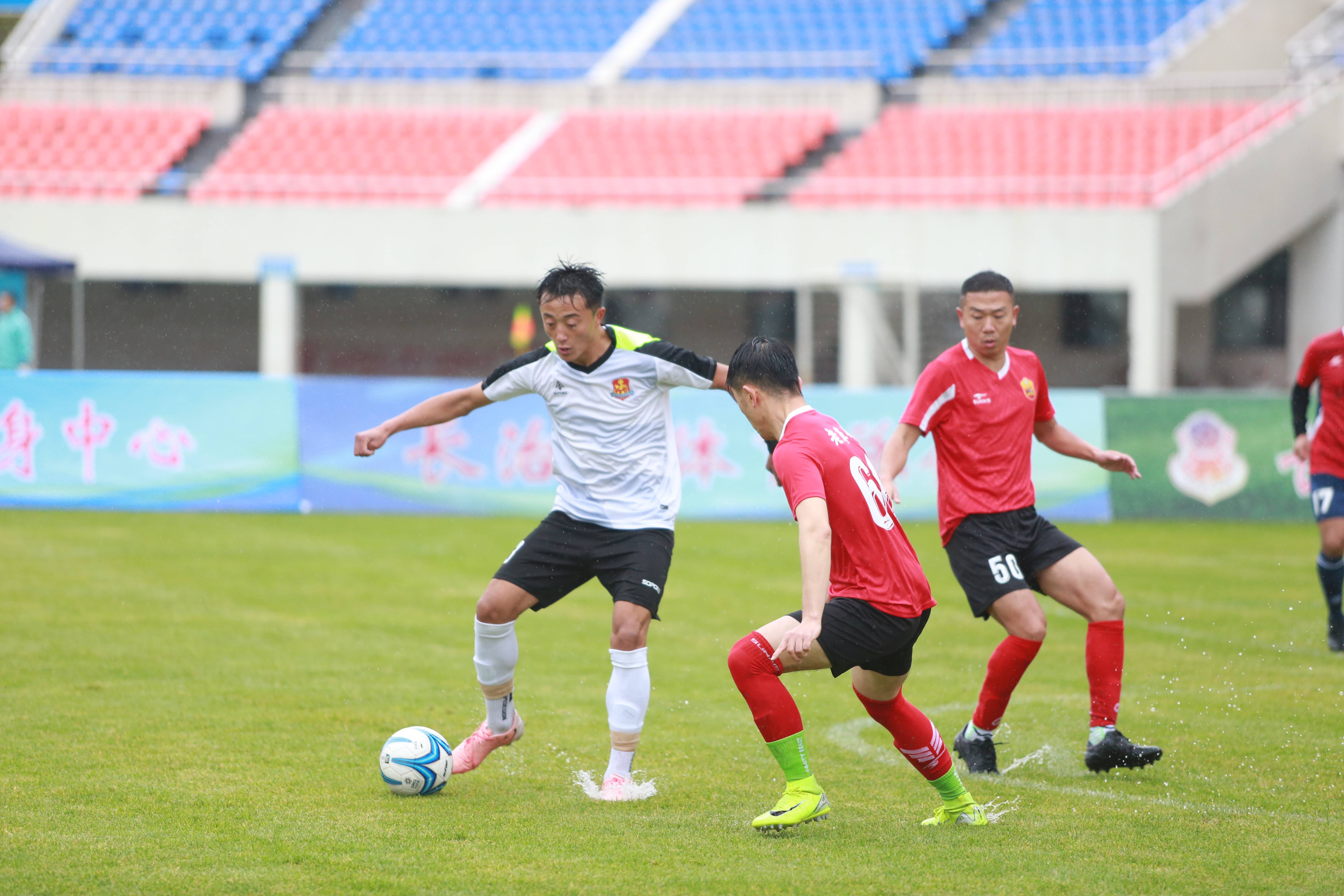 包含足球赛场上运动员实力尽显，观众热情高涨的词条