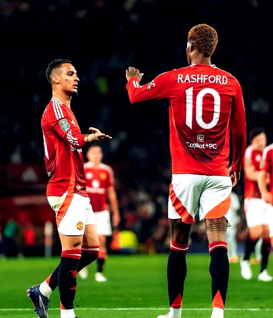 包含曼联中场接近与德甲球队签约，转会传闻持续发酵的词条