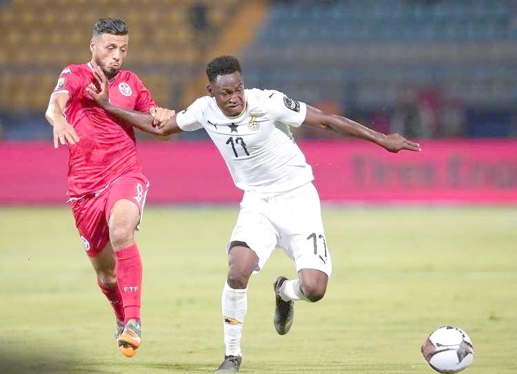 关于雷丁中后卫表现稳健，在场上展现强大实力的信息